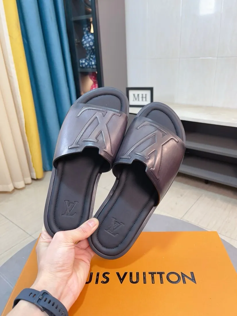 Men's men's shoes 💰360🌸🌸LV medium men's spring and summer slippers counter synchronization. The uppers are imported from Italy with open edge beads and color-changing logo graphics. High-quality craftsmanship. Soles: Original soles specially provided by the original factory. Exclusive molded soles are super comfortable. Original factory single goods. 🔍🔍High quality. You can enter and exit the counter at will. Welcome to compare. Size 38-45
